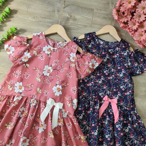 váy hoa thô nơ eo đuôi cá tay trễ size 7-10 - v39114-kidsky-bán sỉ váy hoa thô nơ eo đuôi cá tay trễ size 7-10 - v39114 váy hoa thô nơ eo đuôi cá tay trễ size 7-10 - v39114-